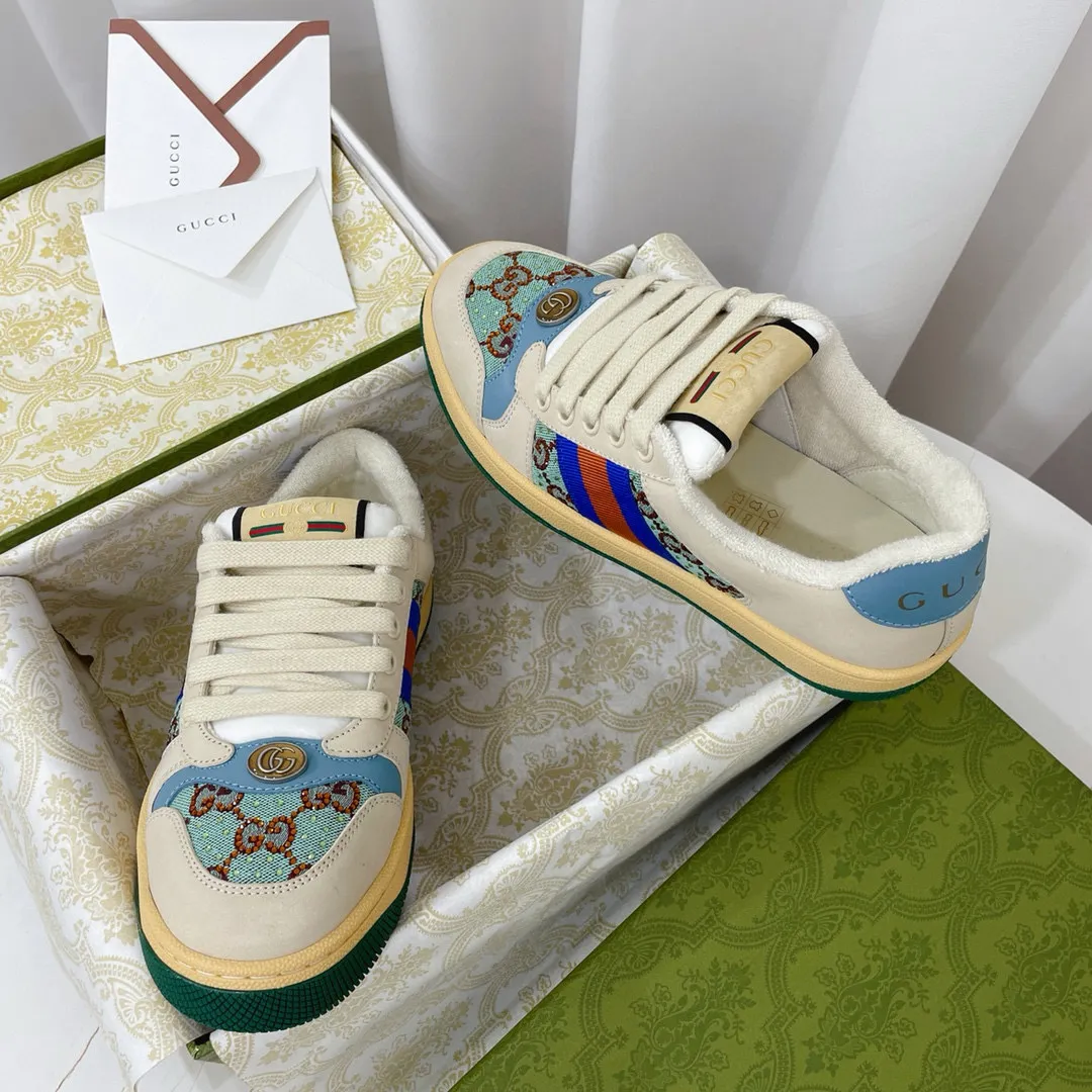 Factory price: 580💰 GUCCI Gucci's newly upgraded back cover lining, top-notch old dirty shoes, classic casual sports shoes for couples, retro sneakers and old G family dirty shoes, updated at the counter simultaneously! ①The shoe upper has the same water-based edge coating process as the original version⚠️The ordinary oil edges on the market have a strong glue feel and are easy to fall off! Grade A first-layer nubuck leather (with pores)/matching computer embroidered double G cloth, high-density terry velvet lining. ② A PVC transparent small round mark sealing line is added to the details of the midsole. The mold is opened six times and the jewelry craftsmanship is used to customize the two-color double G buckle, striving to be the same as the original version. A pair of buttons is more than three times more expensive than ordinary buckles on the market. ③An old two-color washable label, the chip is placed on the outer waist of the right foot, the entire shoe is completely hollowed out with rubber technology, TUP material (rubber to distinguish the market) with the latest green packaging from the counter, 3D printed handbag, and a pair of shoelaces. There is no pressure when entering and exiting the counter. You can buy a 1:1 accurate replica of the original version and modify and upgrade it repeatedly. The details are perfectly restored, the materials are all customized, and they are truly top-notch. Please look at the details clearly to identify the quality. Upper: First-layer frosted cowhide/embroidered double G cloth. Lining: original high-density velvet lining. Foot pads: original pearlescent sheepskin. Outsole: private molded vacuum TPU material. Packaging: original top-grade full set packaging at the counter. Shoe size: women's size 35-40, men's size 39-44 (men's size 38, 45🉑️customized, non-returnable)